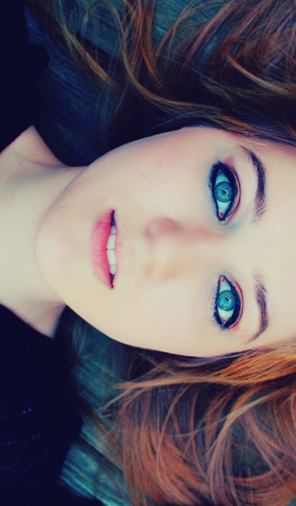 Большие голубые глаза у девушки