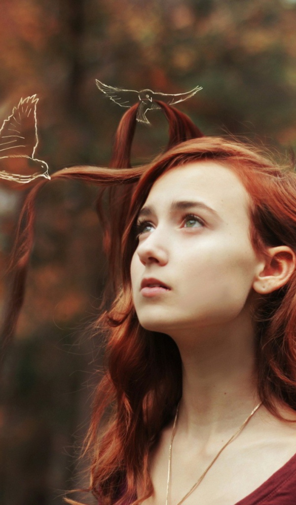 Птицы играют прядями волос у девушки