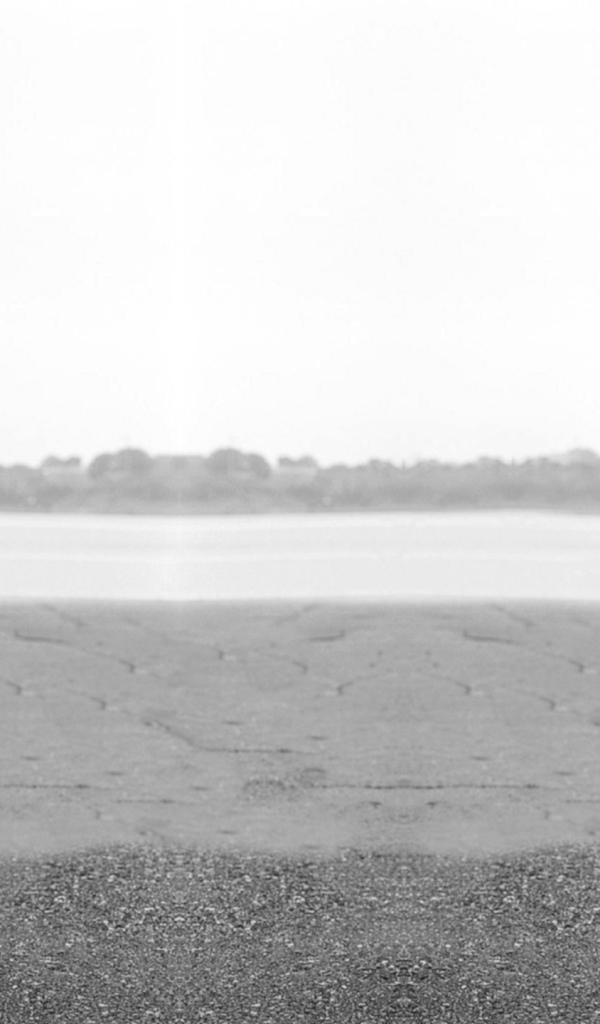 Черно-белое фото девушки с зонтом