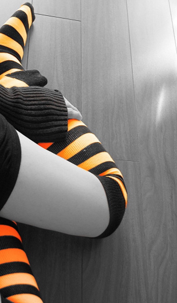 Черно оранжевые чулки на девушке