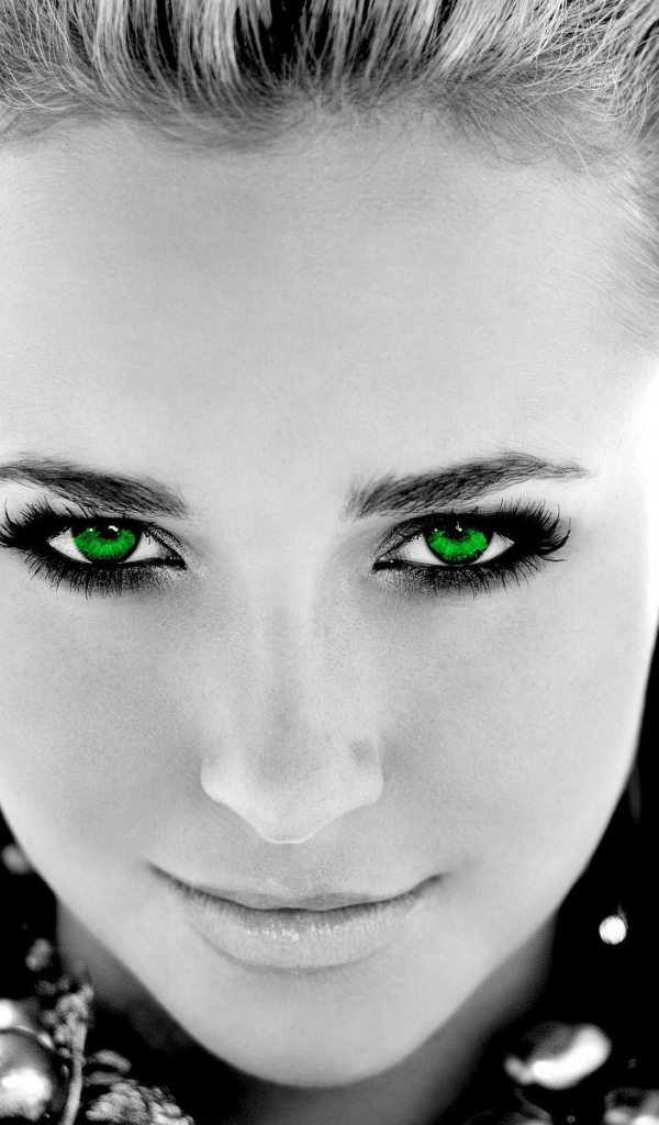 Черно белое фото зеленоглазой девушки
