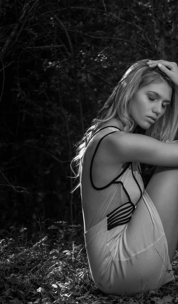 Черно белое фото девушки в лесу