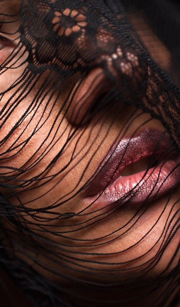 Черная кружевная ткань на лице девушки