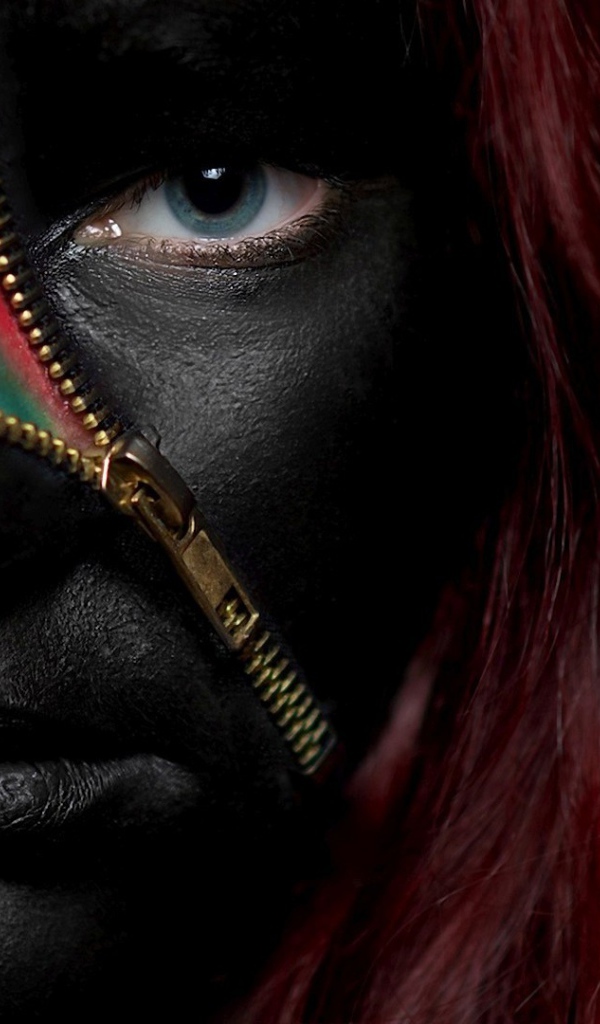 Черный грим на лице у девушки