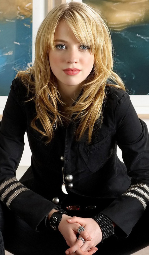 Модель блондинка Дакота Джонсон