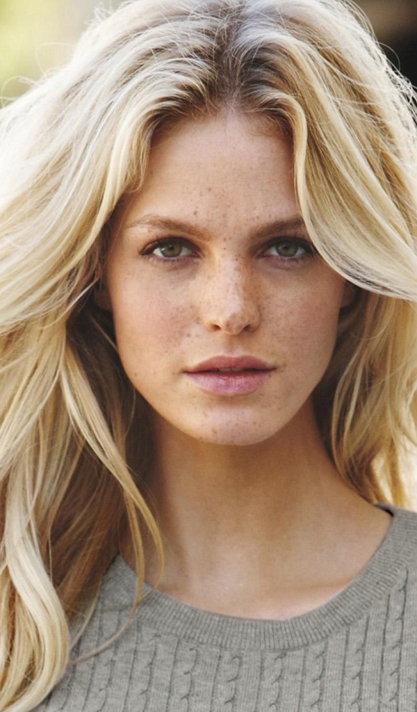 Модель блондинка Эрин Хитертон