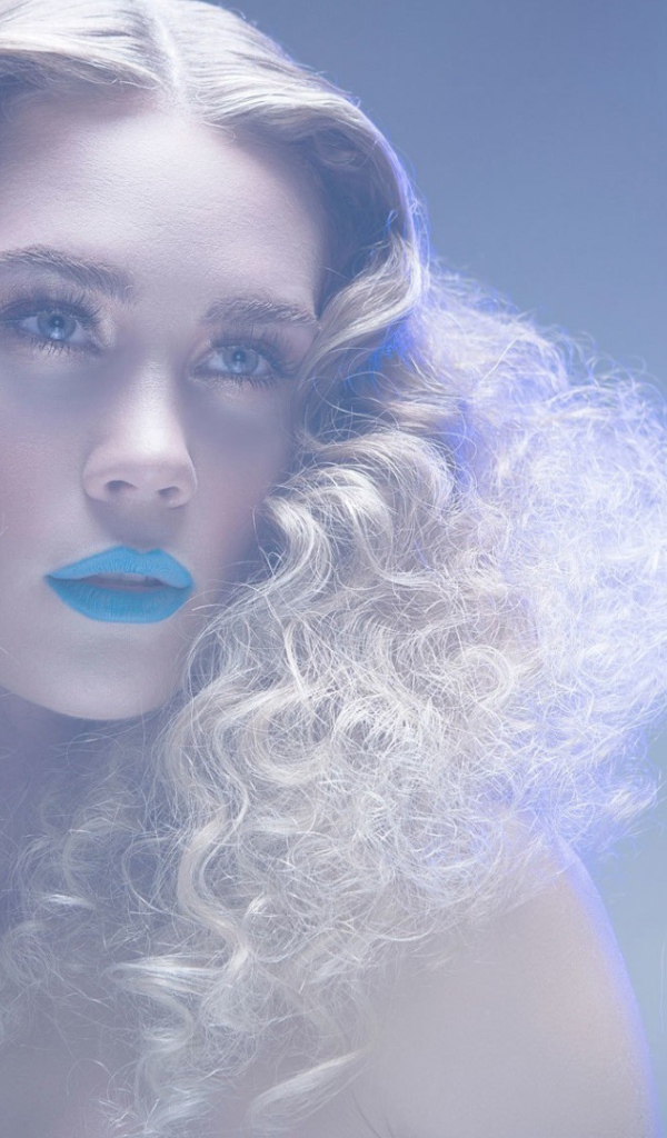 Модель блондинка с голубыми губами