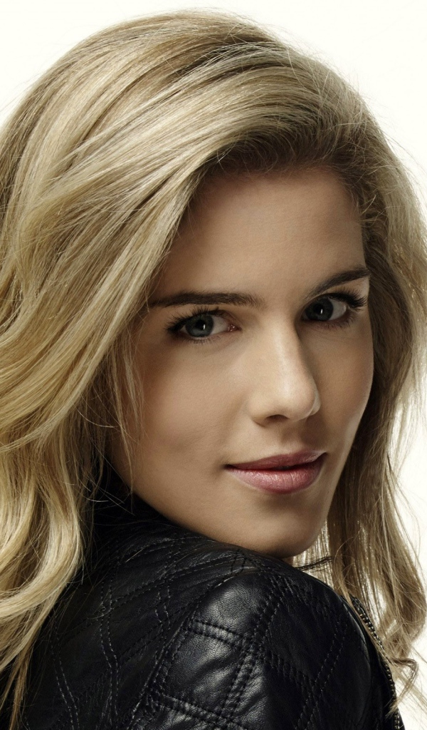 Блондинка Эмили Бетт Рикардс