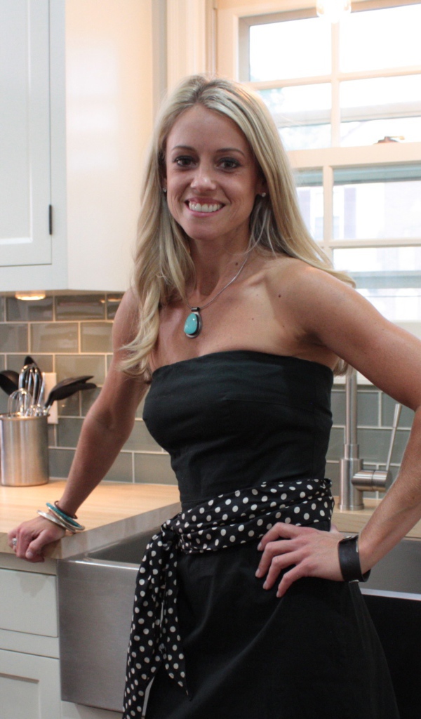 Блондинка Николь Кертис на кухне