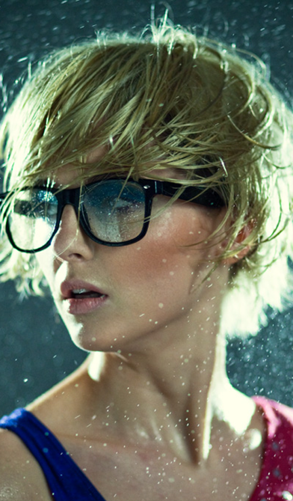 Блондинка среди капель воды