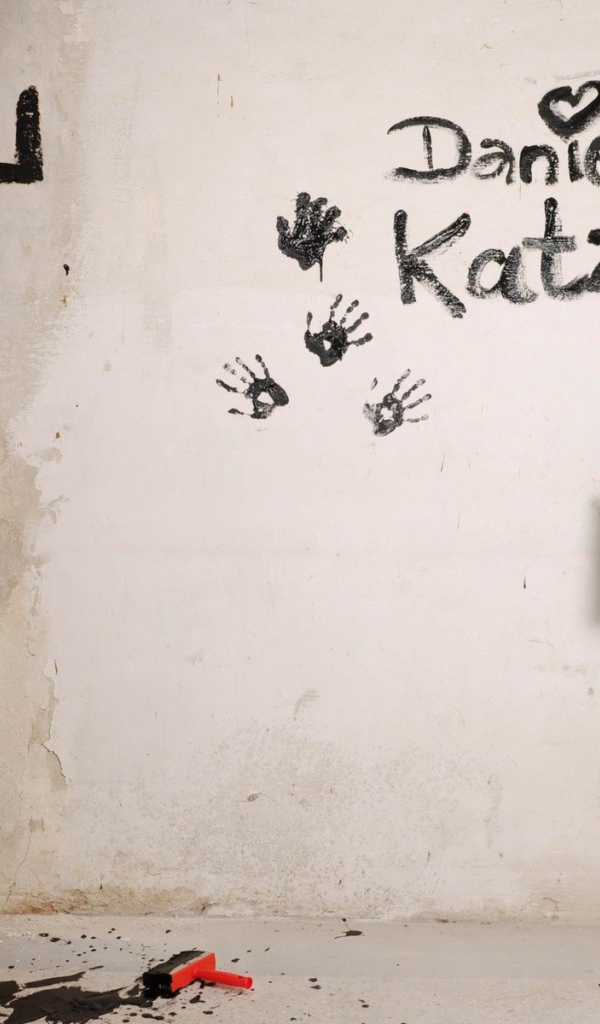 Блондинка рисует на стене