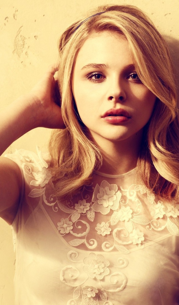 Девушка блондинка Хлоя Грейс Моретц