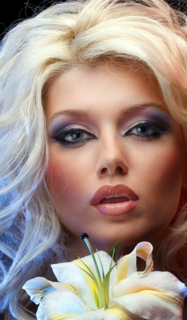 Блондинка с лилией в руках