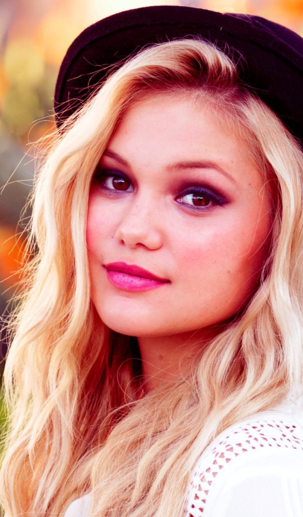 Блондинка в черной шляпе Оливия Холт