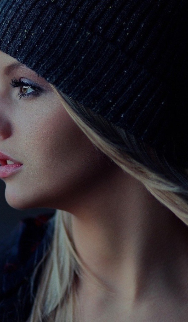 Блондинка в черной вязанной шапке