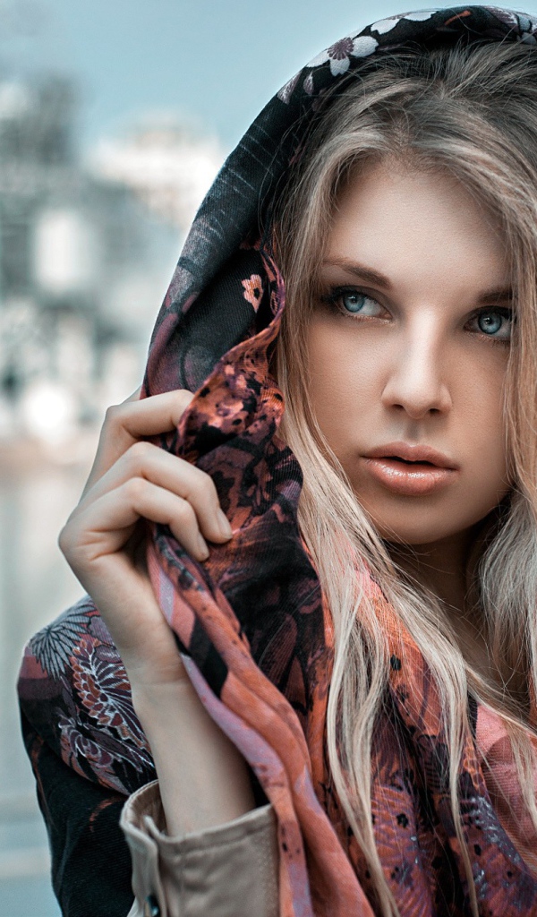 Блондинка в накидке на фоне городского пруда