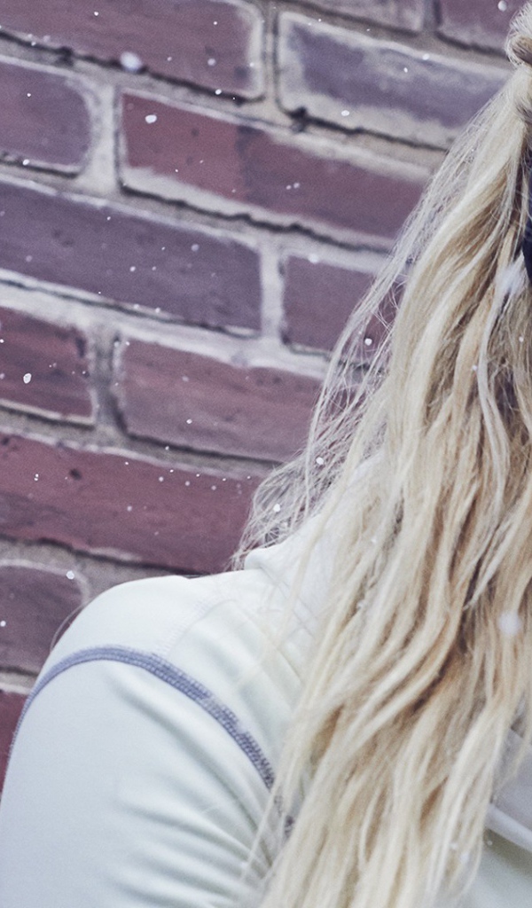 Блондинка в налобной повязке