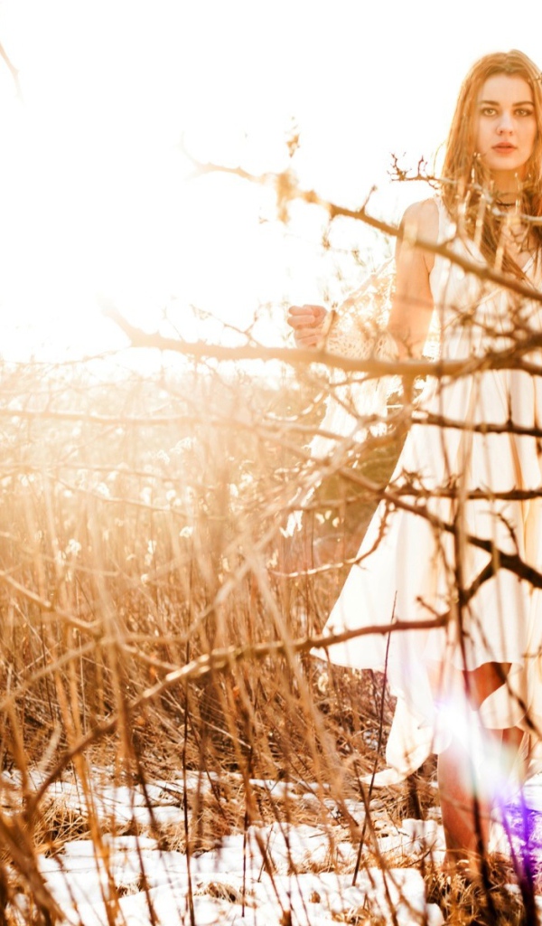 Блондинка в белом платье на снегу