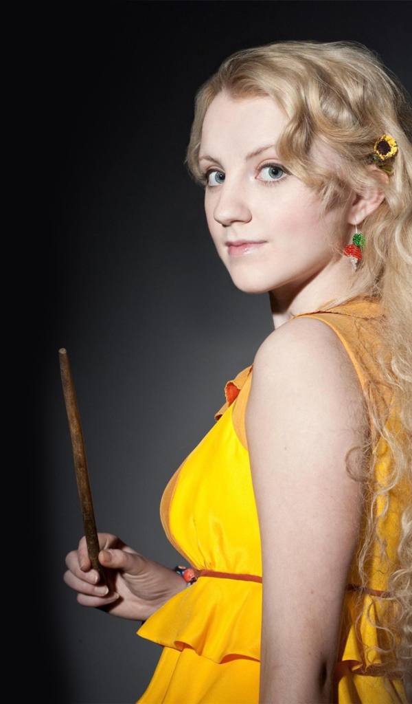 Блондинка в желтом платье на сером фоне