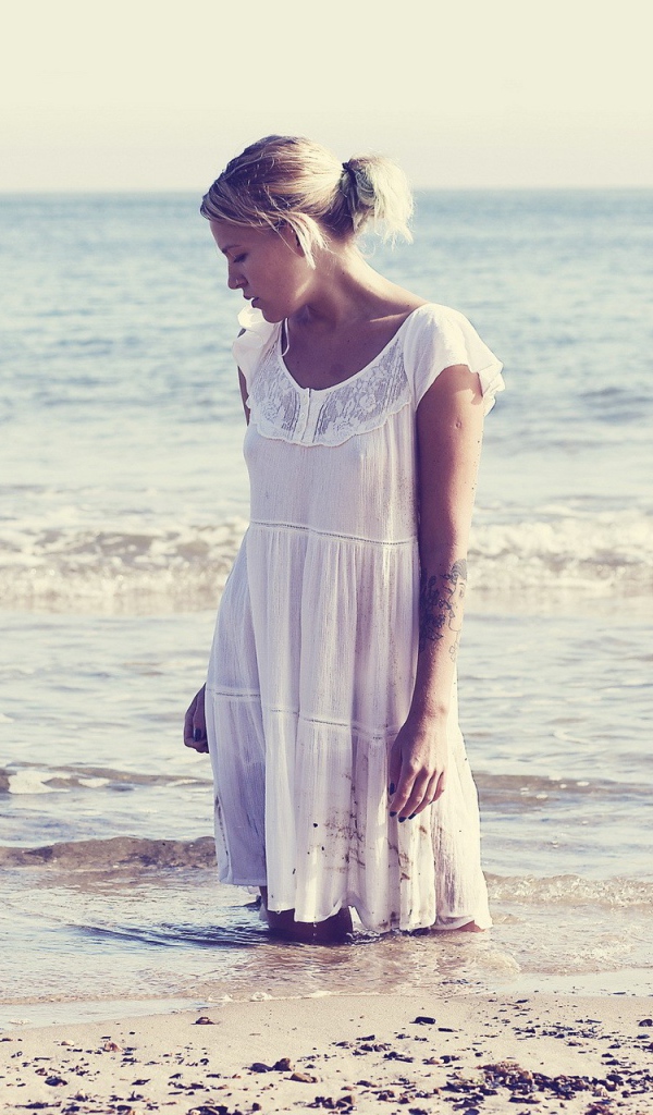 Блондинка стоит в воде