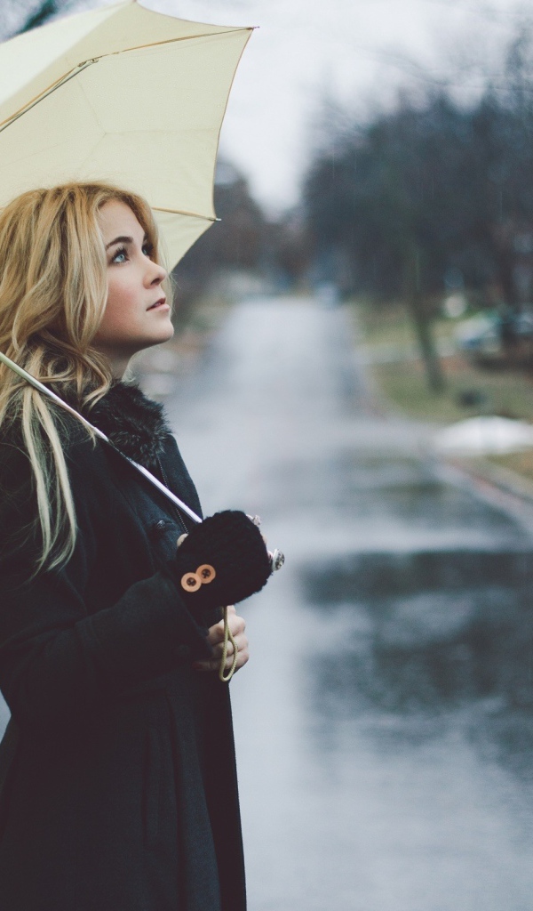 Блондинка под белым зонтом во время дождя