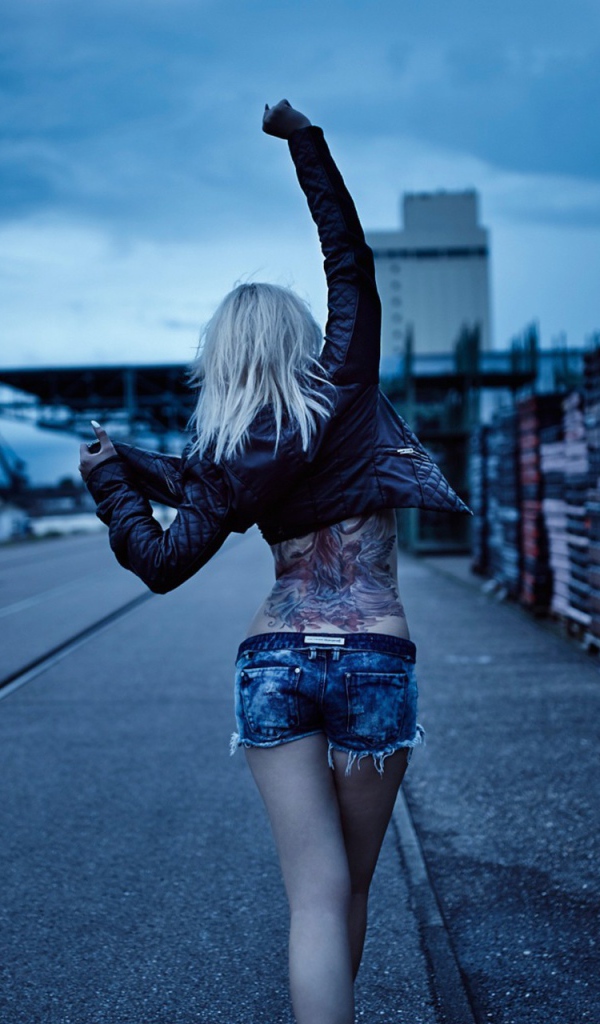 Блондинка гуляет по улице