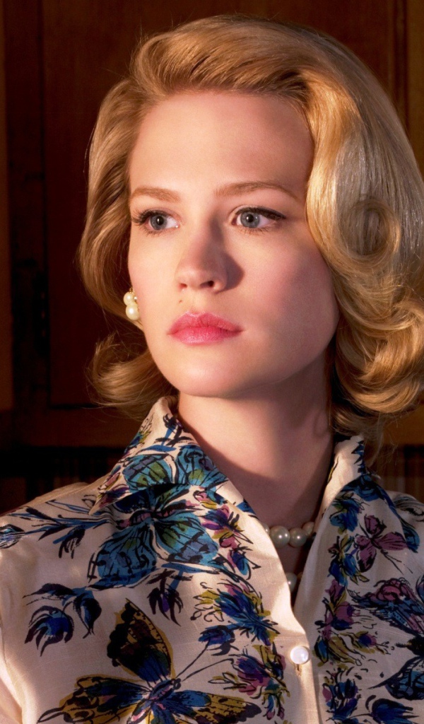 Блондинка с сигаретой в руке