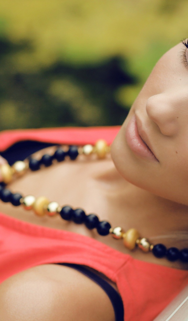 Блондинка с ожерельем на шее