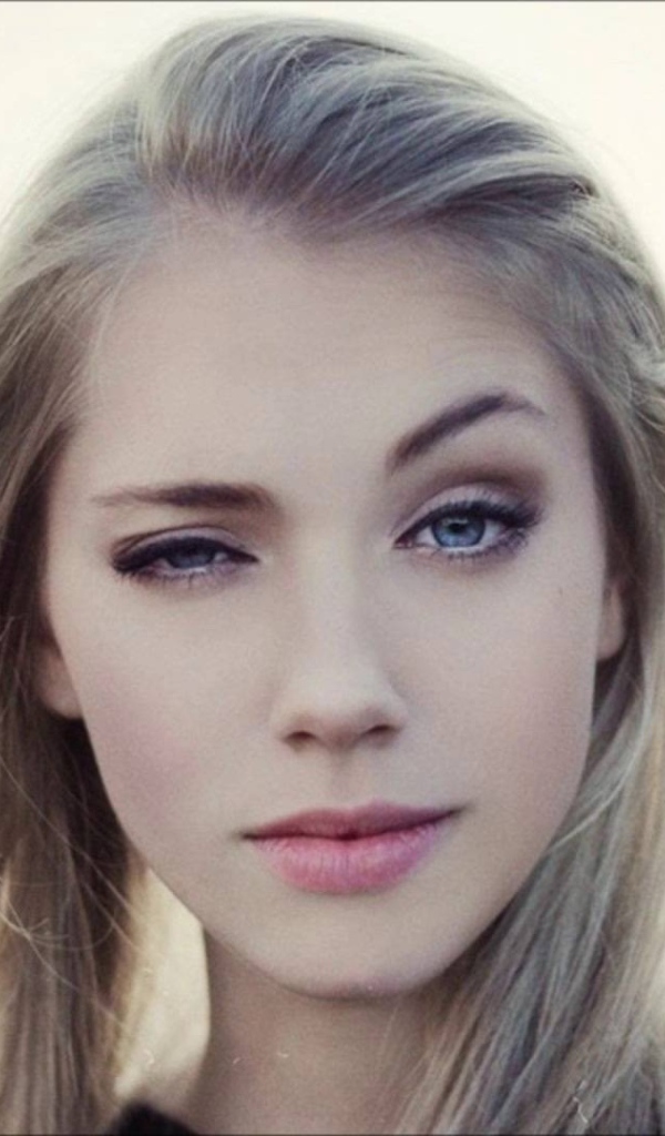 Блондинка с голубыми глазами прищурила глаз