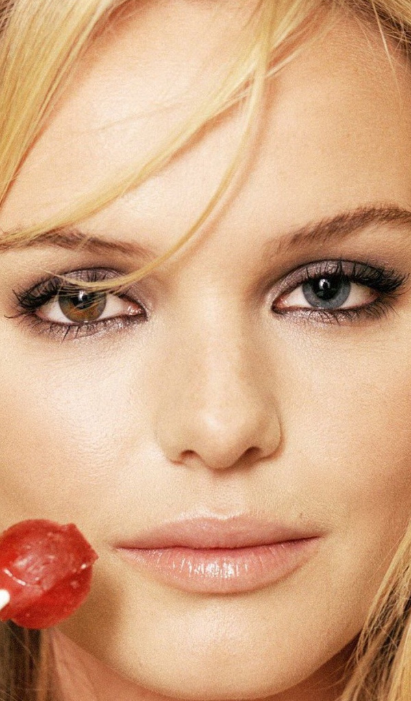 Блондинка с леденцом на палочке