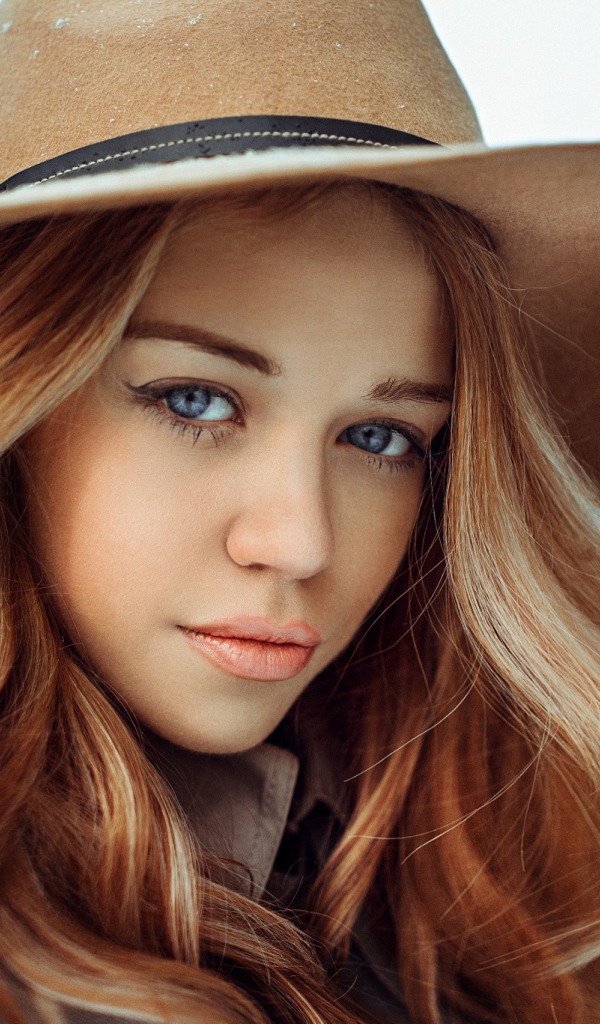 Голубоглазая девушка в коричневой ковбойской шляпе