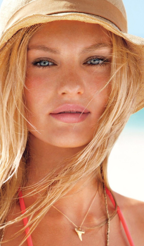 Голубоглазая девушка в светлой шляпке на море