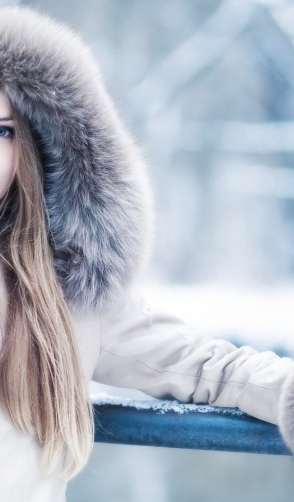 Голубоглазая девушка c русыми волосами