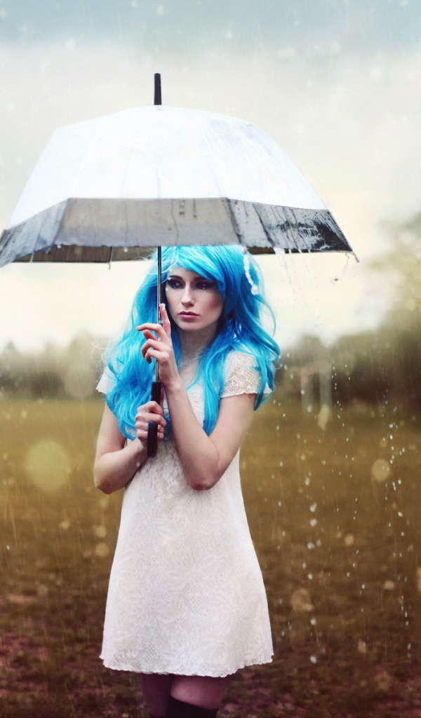 Синеволосая девушка под белым зонтом