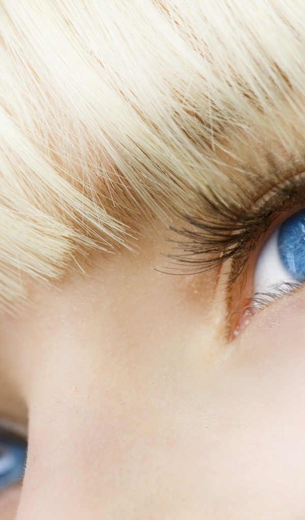 Голубые глаза девушки блондинки