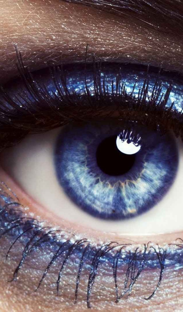 Голубой макияж на глазах голубоглазой девушки