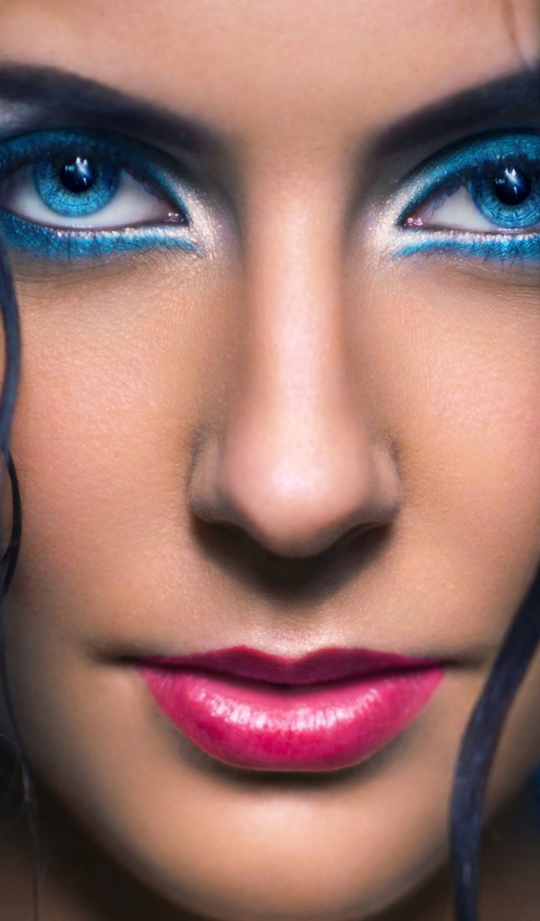 Голубой макияж девушки с голубыми волосами