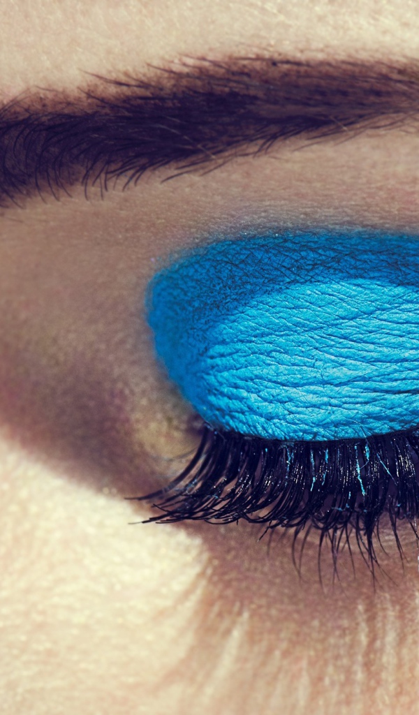 Голубые тени аккуратно нанесены на глаза