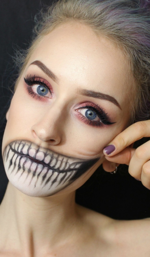 Бодиарт на лице девушки зубы