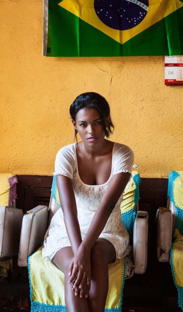 Бразильская девушка в своем доме