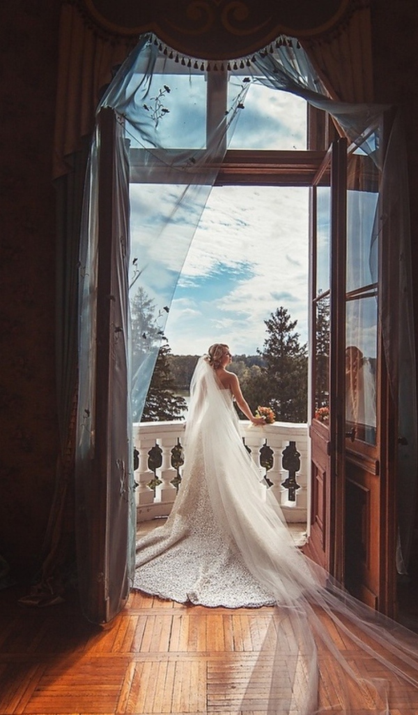 Невеста стоит на балконе