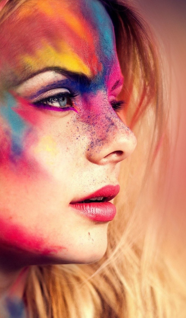 Яркие краски на лице и волосах у девушки