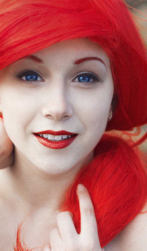 Ярко алые волосы у голубоглазой девушки