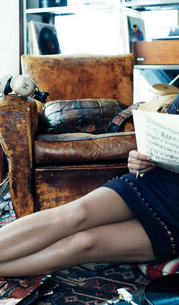 Бритни Спирс в окружении музыки