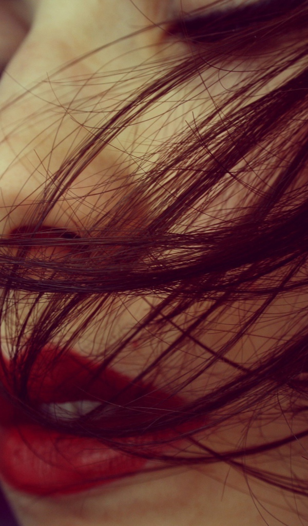 Каштановые волосы на лице у девушки