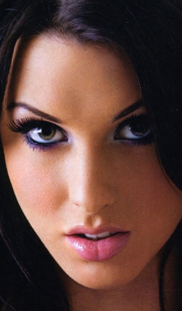 Брюнетка Alice Goodwin