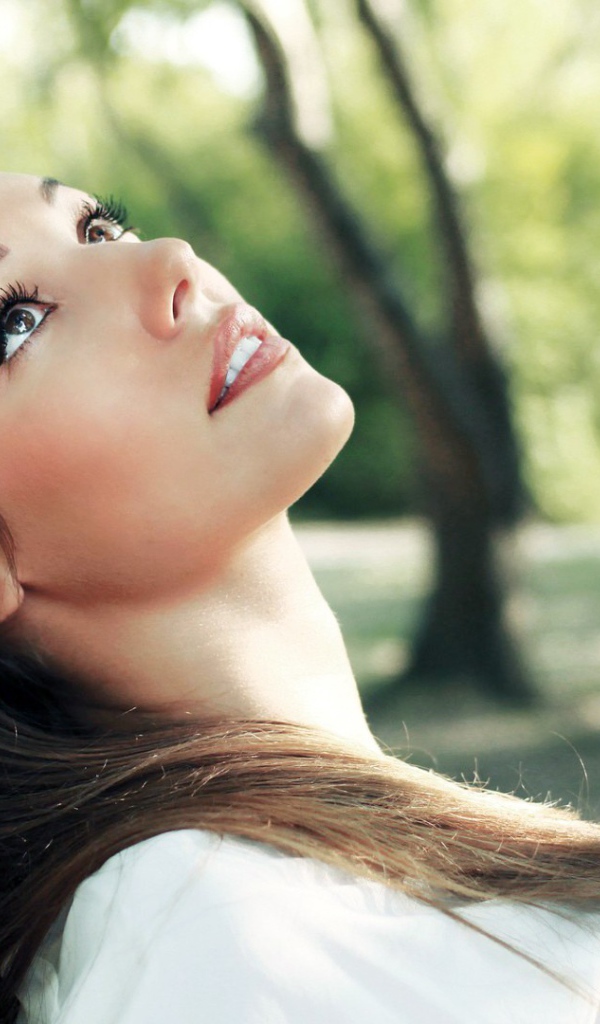 Брюнетка Lorena Garcia смотрит вверх