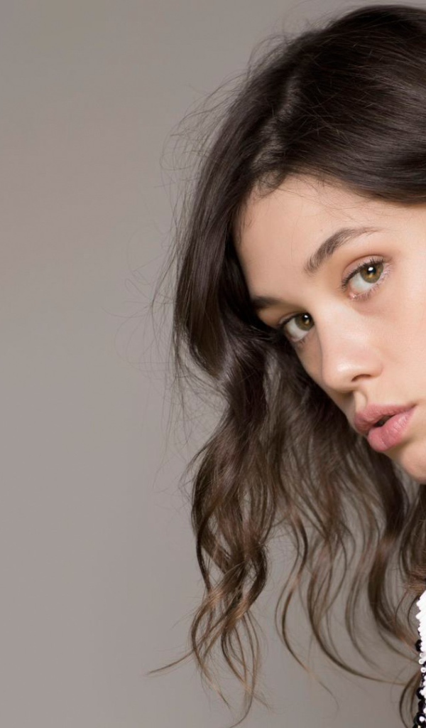 Девушка брюнетка Астрид Бергес