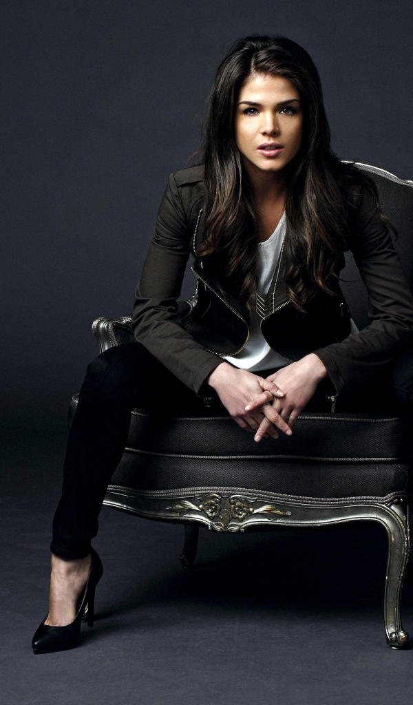 Девушка брюнтека Мария Авгеропулос