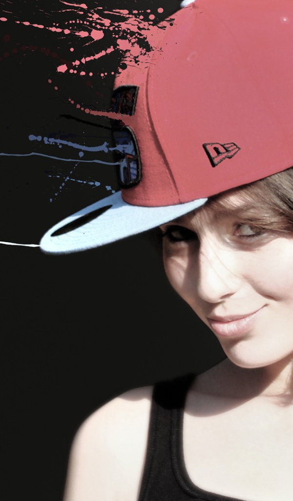 Девушка брюнетка в оригинальной кепке